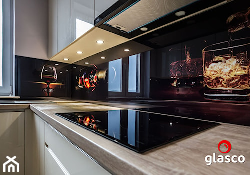 Glasco Liczy się EFEKT - Mała czarna szara z zabudowaną lodówką z nablatowym zlewozmywakiem kuchnia w kształcie litery l z oknem - zdjęcie od Glasco