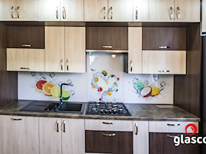 Glasco Liczy się EFEKT - Mała z salonem z podblatowym zlewozmywakiem kuchnia jednorzędowa, styl tradycyjny - zdjęcie od Glasco
