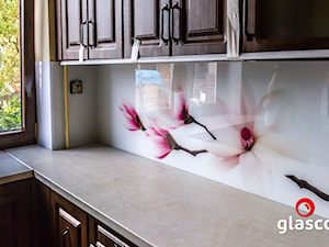 Glasco Liczy się EFEKT - Mała otwarta z kamiennym blatem biała kuchnia w kształcie litery l z oknem - zdjęcie od Glasco