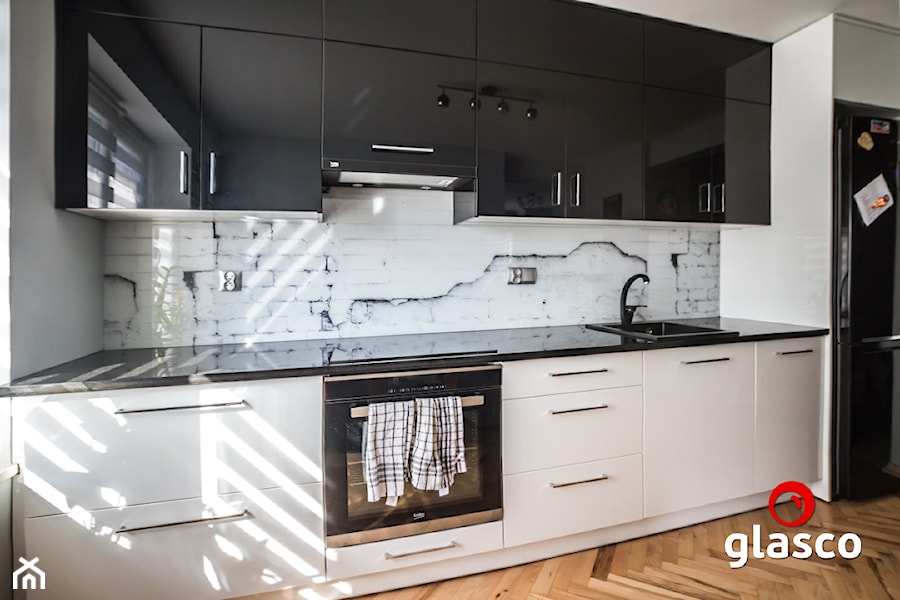 Glasco Liczy się EFEKT - Mała z salonem biała szara z zabudowaną lodówką z podblatowym zlewozmywakiem kuchnia jednorzędowa z oknem - zdjęcie od Glasco