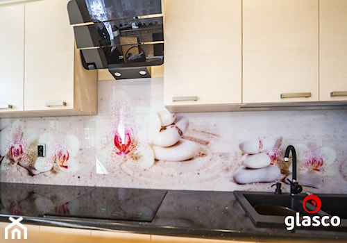 Z salonem z kamiennym blatem z zabudowaną lodówką z nablatowym zlewozmywakiem kuchnia jednorzędowa - zdjęcie od Glasco