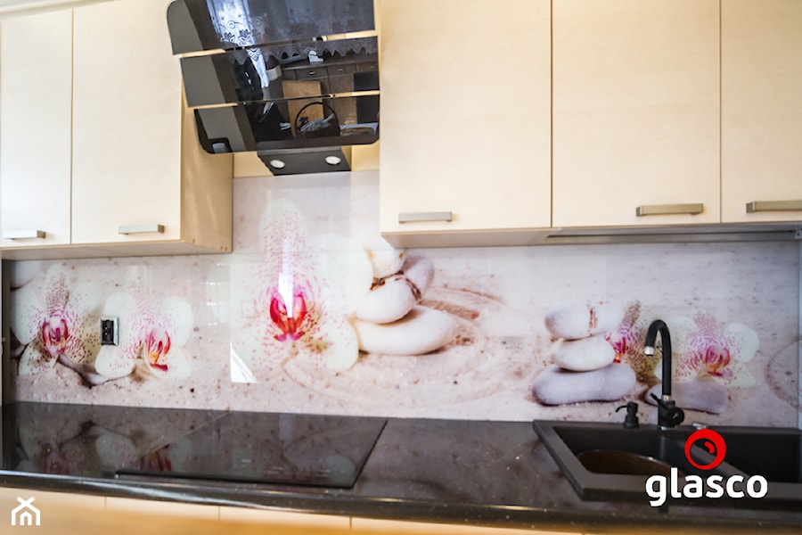 Z salonem z kamiennym blatem z zabudowaną lodówką z nablatowym zlewozmywakiem kuchnia jednorzędowa - zdjęcie od Glasco