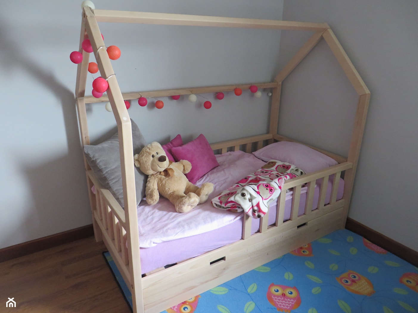 Meble dla dzieci - Łóżko domki - Mały szary pokój dziecka dla dziecka dla dziewczynki - zdjęcie od Art Wood - Homebook