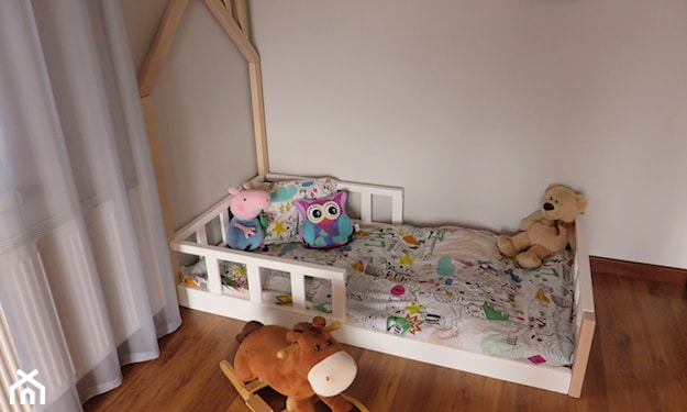 domek łóżko w pokoju dziecka
