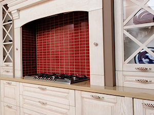 Klasyczna dębowa kuchnia - Średnia czerwona kuchnia jednorzędowa, styl tradycyjny - zdjęcie od ABJA meble