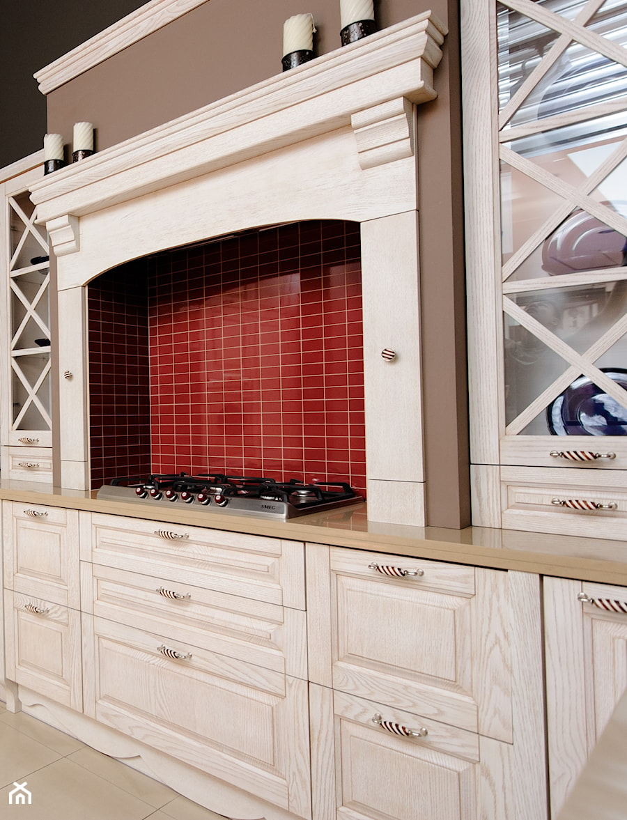 Klasyczna dębowa kuchnia - Średnia czerwona kuchnia jednorzędowa, styl tradycyjny - zdjęcie od ABJA meble