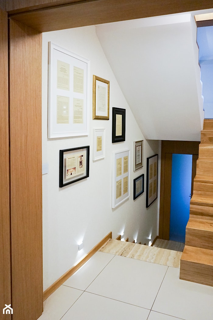 Klatka schodowa z galerią prac - zdjęcie od CREATOR ARCHITEKT - Homebook