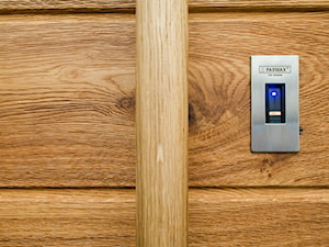Drzwi drewniane z czytnikiem linii papilarnych - zdjęcie od PARMAX - producent ekskluzywnych drewnianych drzwi zewnętrznych