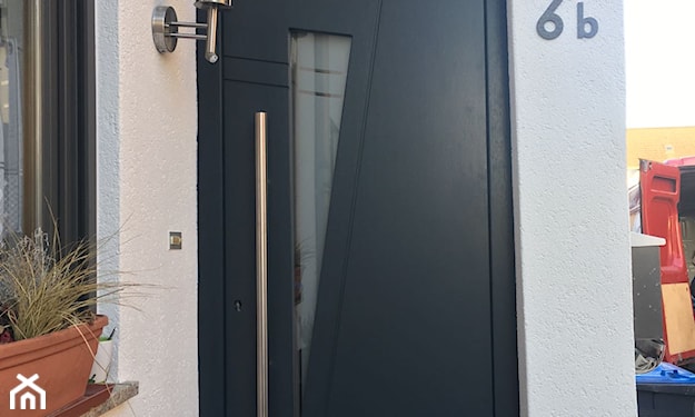 montaż drzwi z szybą