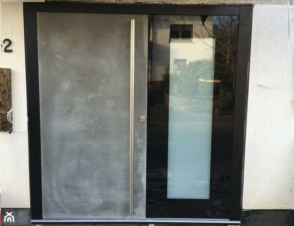Drzwi zewnetrzne pełne z dostawka Glass - zdjęcie od PARMAX - producent ekskluzywnych drewnianych drzwi zewnętrznych - Homebook