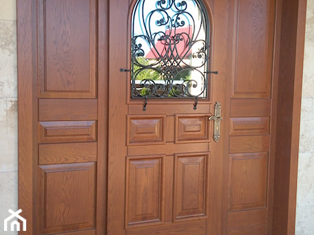 Aranżacje wnętrz - Domy: Drzwi zewnętrzne klasyczne - PARMAX - producent ekskluzywnych drewnianych drzwi zewnętrznych. Przeglądaj, dodawaj i zapisuj najlepsze zdjęcia, pomysły i inspiracje designerskie. W bazie mamy już prawie milion fotografii!
