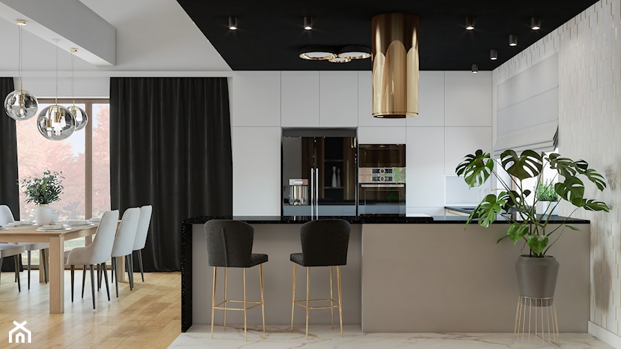 duża elegancka biała kuchnia z drewnem i złotym okapem - zdjęcie od JUKA design Pracownia Wnętrz