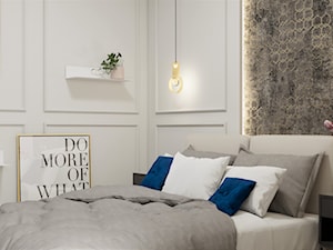 klasyczna sypialnia ze sztukaterią - zdjęcie od JUKA design Pracownia Wnętrz