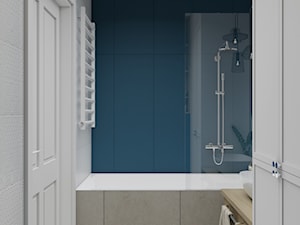 mała klasyczna łazienka z białymi i granatowymi płytkami - zdjęcie od JUKA design Pracownia Wnętrz