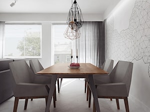 Średnia szara jadalnia w salonie, styl minimalistyczny - zdjęcie od PASS Architekci