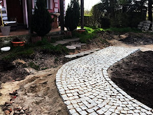 Ścieżka w wiejskim ogrodzie - Ogród, styl rustykalny - zdjęcie od kdiproject.pl
