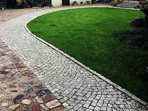 Ścieżka w wiejskim ogrodzie - Ogród, styl rustykalny - zdjęcie od kdiproject.pl