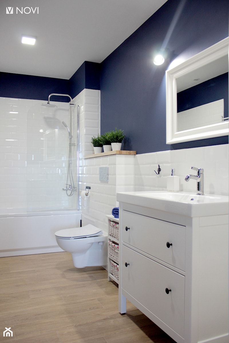 Biało niebieska łazienka - zdjęcie od NOVI projektowanie
