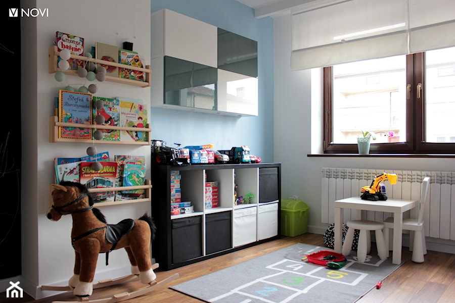 Dom jednorodzinny - Bławatkowa - Średni biały niebieski pokój dziecka dla dziecka dla chłopca dla dziewczynki, styl skandynawski - zdjęcie od NOVI projektowanie