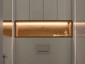 Biała toaleta z podświetleniem LED - zdjęcie od NOVI projektowanie
