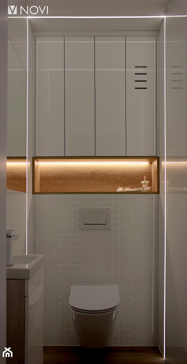Biała toaleta z podświetleniem LED - zdjęcie od NOVI projektowanie