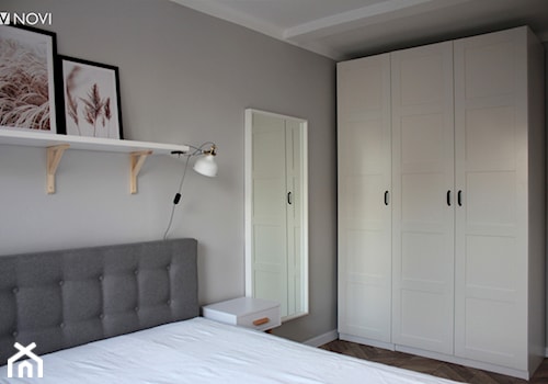 Szara sypialnia z białymi meblami - zdjęcie od NOVI projektowanie