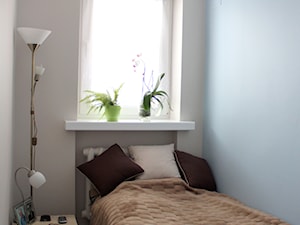 Kawalerka dla dwóch seniorek - Mała biała sypialnia, styl skandynawski - zdjęcie od NOVI projektowanie