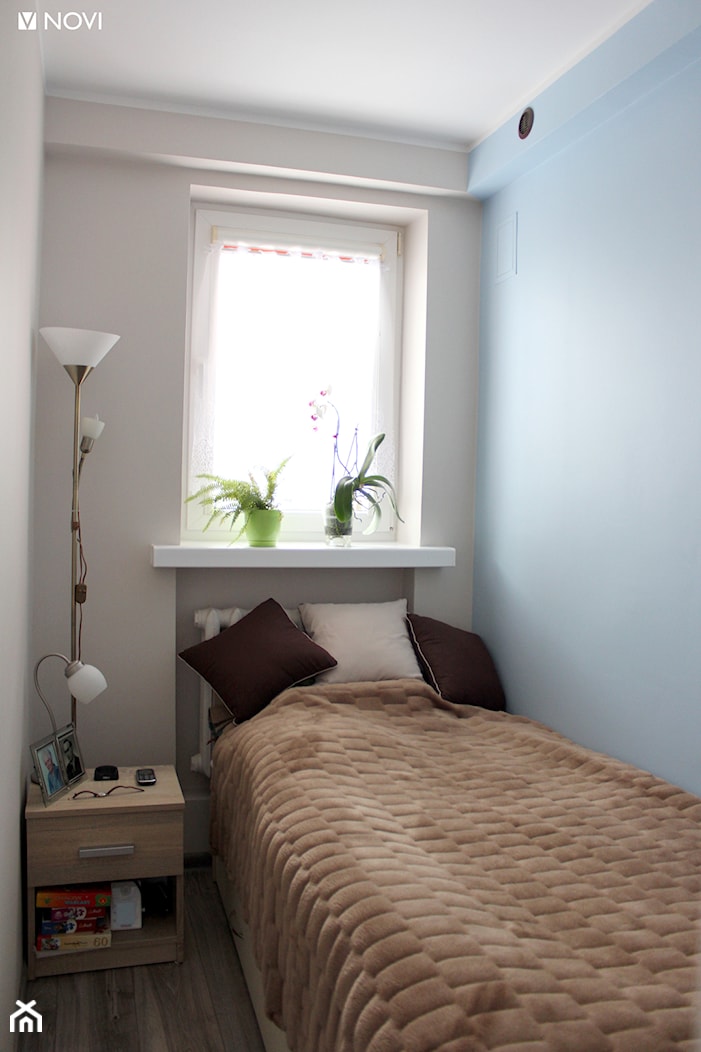 Kawalerka dla dwóch seniorek - Mała biała sypialnia, styl skandynawski - zdjęcie od NOVI projektowanie - Homebook