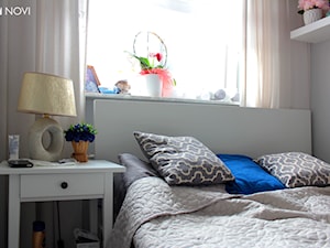 Przytulne mieszkanie w bloku - Mała biała szara sypialnia, styl tradycyjny - zdjęcie od NOVI projektowanie