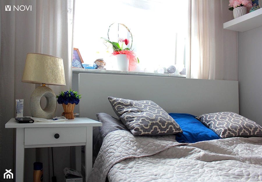 Przytulne mieszkanie w bloku - Mała biała szara sypialnia, styl tradycyjny - zdjęcie od NOVI projektowanie