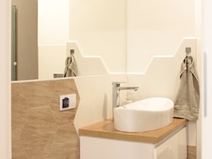 Biała łazienka z płytkami heksagonalnymi - zdjęcie od NOVI projektowanie