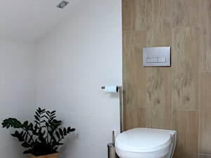 Adaptacja poddasza w Wąchocku - Mała na poddaszu bez okna z punktowym oświetleniem łazienka, styl skandynawski - zdjęcie od NOVI projektowanie