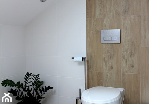 Adaptacja poddasza w Wąchocku - Mała na poddaszu bez okna z punktowym oświetleniem łazienka, styl skandynawski - zdjęcie od NOVI projektowanie