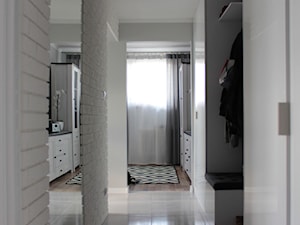 Przytulne mieszkanie w bloku - Hol / przedpokój, styl glamour - zdjęcie od NOVI projektowanie