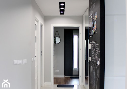 Dom jednorodzinny - Średni czarny szary hol / przedpokój, styl nowoczesny - zdjęcie od NOVI projektowanie