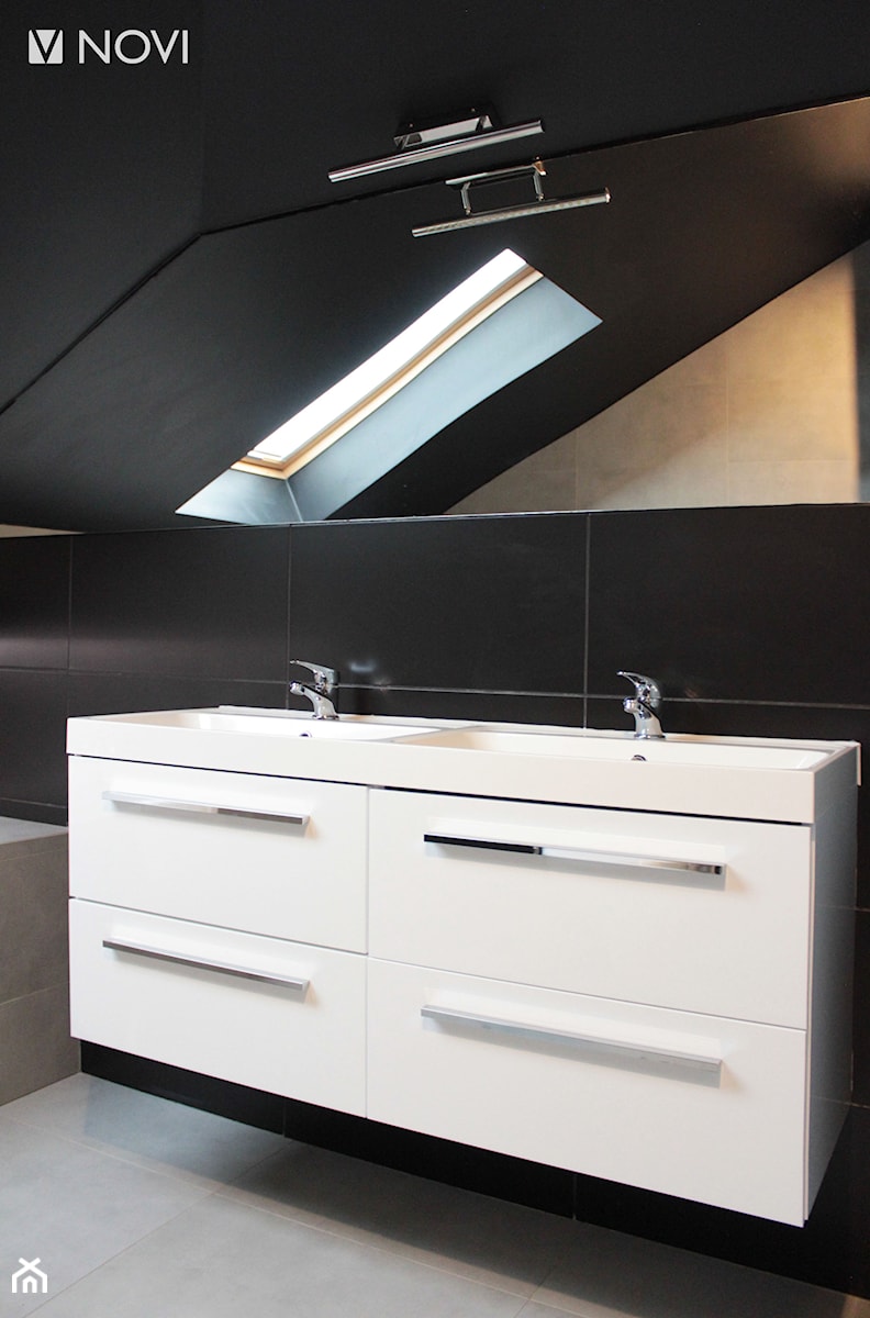 Czarna łazienka na poddaszu - zdjęcie od NOVI projektowanie