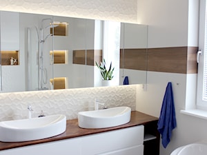 Biała łazienka z drewnem - zdjęcie od NOVI projektowanie