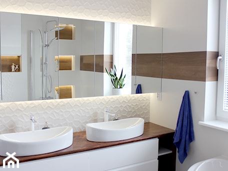 Aranżacje wnętrz - Łazienka: Biała łazienka z drewnem - NOVI projektowanie. Przeglądaj, dodawaj i zapisuj najlepsze zdjęcia, pomysły i inspiracje designerskie. W bazie mamy już prawie milion fotografii!