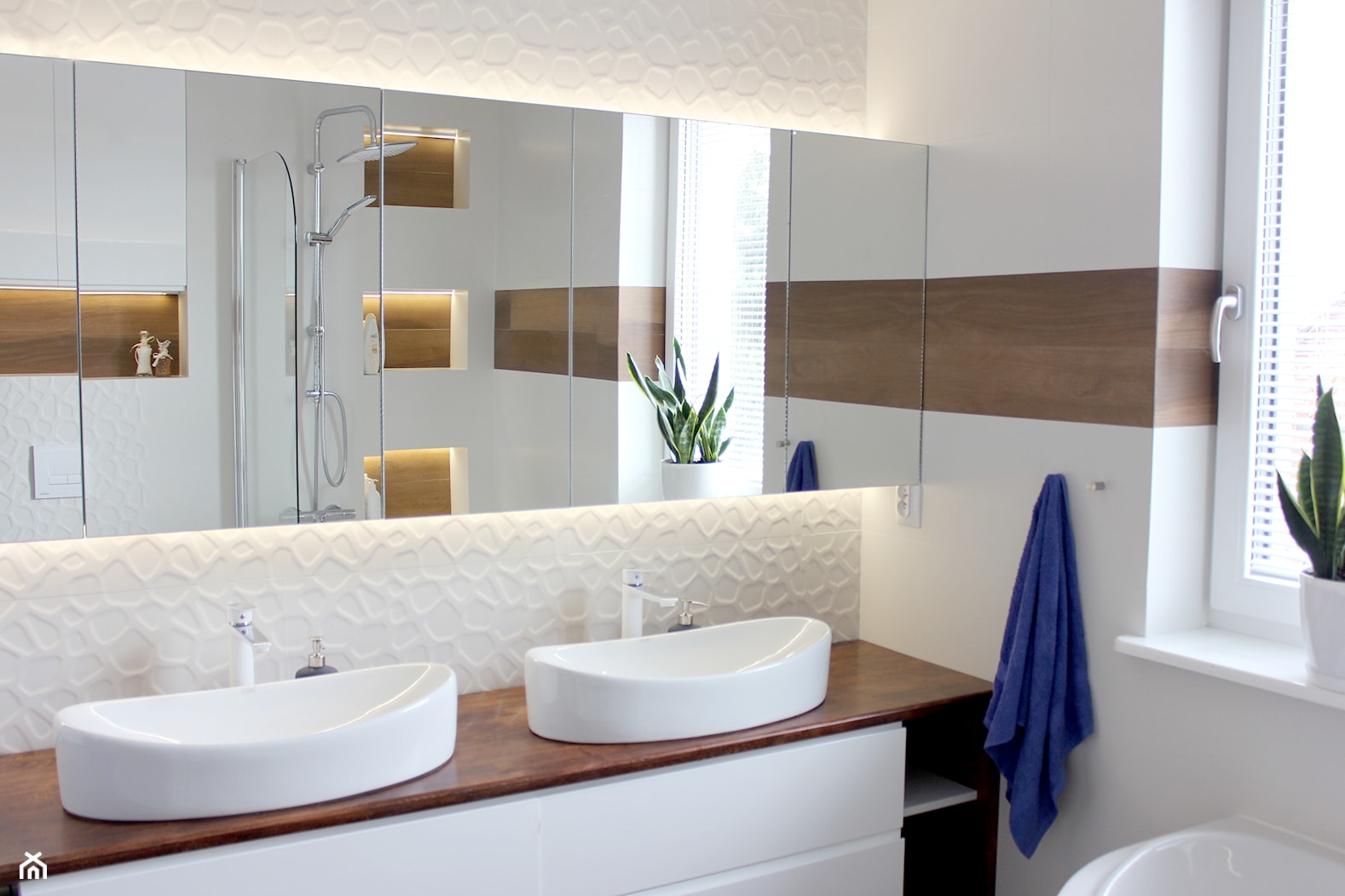 Biała łazienka z drewnem - zdjęcie od NOVI projektowanie - Homebook