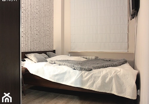 Mieszkanie o powierzchni 62mk - Mała czarna szara sypialnia, styl tradycyjny - zdjęcie od NOVI projektowanie