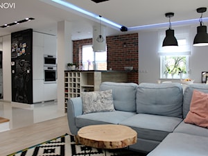 Dom jednorodzinny - Średni biały brązowy salon z kuchnią z jadalnią, styl skandynawski - zdjęcie od NOVI projektowanie