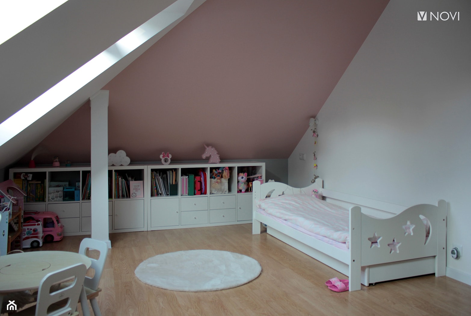 Pokój dziewczynki z wydzieloną garderobą - zdjęcie od NOVI projektowanie - Homebook