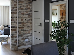 Mieszkanie w bloku z wielkiej płyty - Hol / przedpokój, styl skandynawski - zdjęcie od NOVI projektowanie