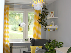 Pokój dziecięcy w kolorystyce biało szarej z dodatkiem żółtego - zdjęcie od NOVI projektowanie