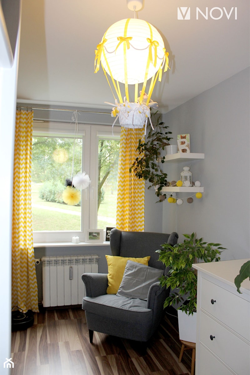 Pokój dziecięcy w kolorystyce biało szarej z dodatkiem żółtego - zdjęcie od NOVI projektowanie