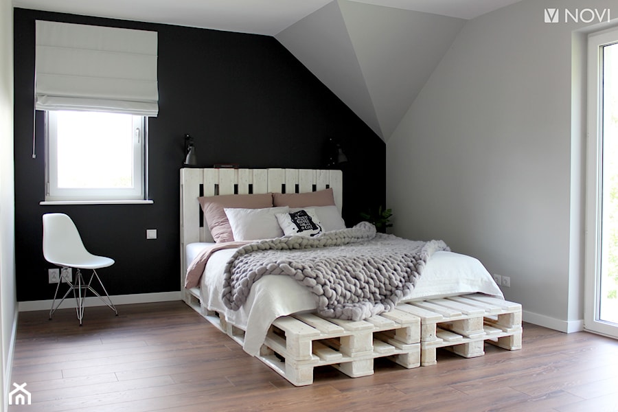 Dom jednorodzinny - Mała biała czarna sypialnia na poddaszu, styl skandynawski - zdjęcie od NOVI projektowanie