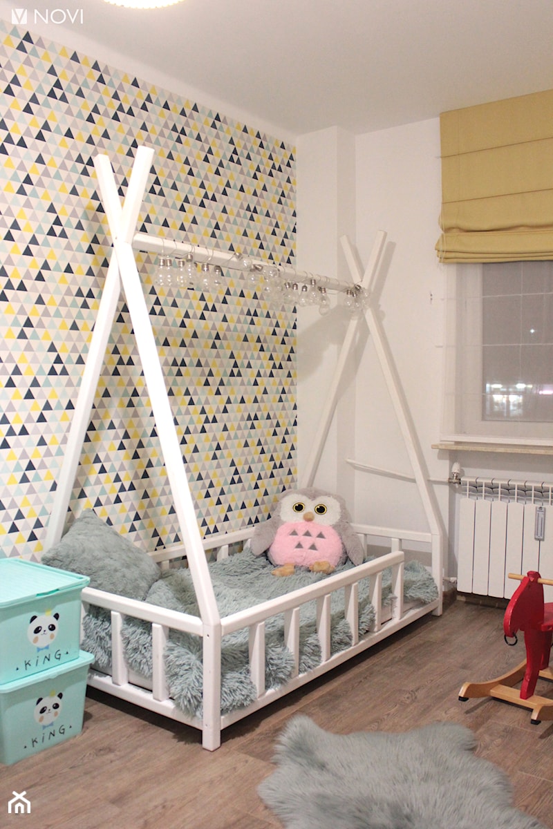 Mieszkanie o powierzchni 62mk - Średni biały szary żółty pokój dziecka dla dziecka dla dziewczynki, styl skandynawski - zdjęcie od NOVI projektowanie