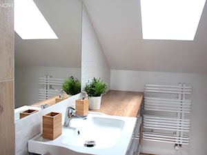 Adaptacja poddasza w Wąchocku - Na poddaszu z lustrem łazienka z oknem, styl skandynawski - zdjęcie od NOVI projektowanie