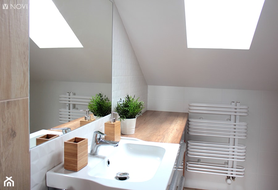 Adaptacja poddasza w Wąchocku - Na poddaszu z lustrem łazienka z oknem, styl skandynawski - zdjęcie od NOVI projektowanie