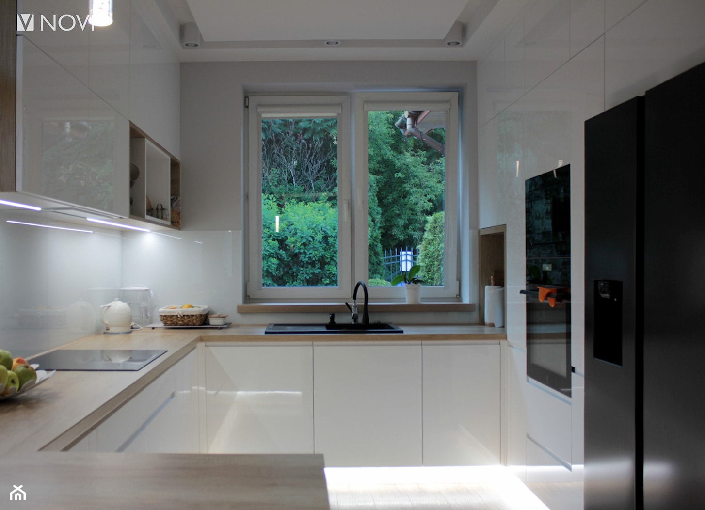 Biała kuchnia z drewnianym blatem - zdjęcie od NOVI projektowanie - Homebook